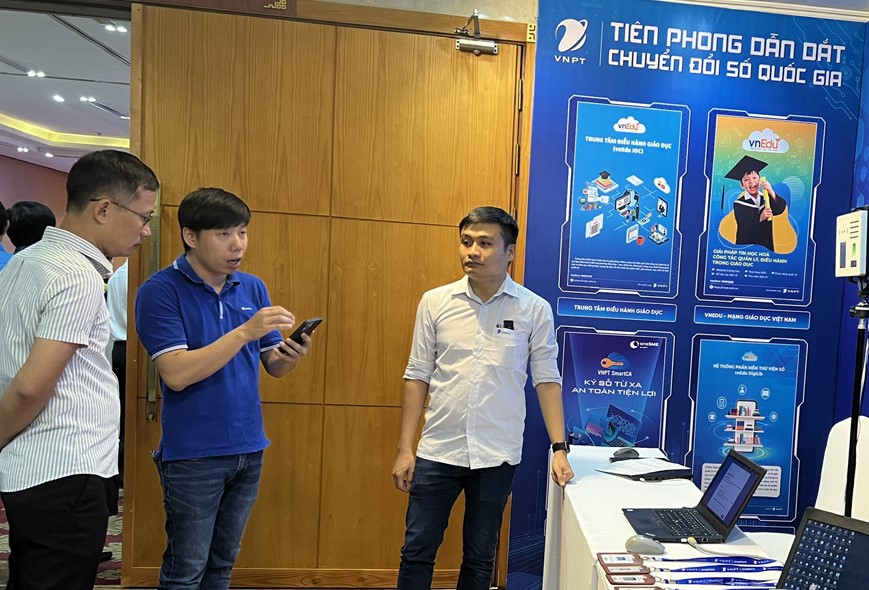 VNPT Hoa Binh staff discuss the application of information technology on the sidelines of the digital transformation conference in the education and training sector