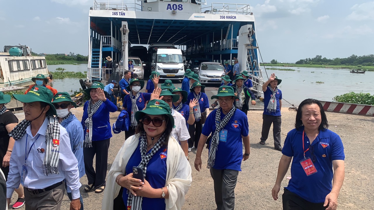 Đoàn BLL Cựu Cán bộ Đoàn Thanh niên Việt Nam phía Nam, đi chuyển đến Cù lao Ông Hổ (An Giang), viếng thăm Khu lưu niệm Chủ tịch Tôn Đức Thắng.