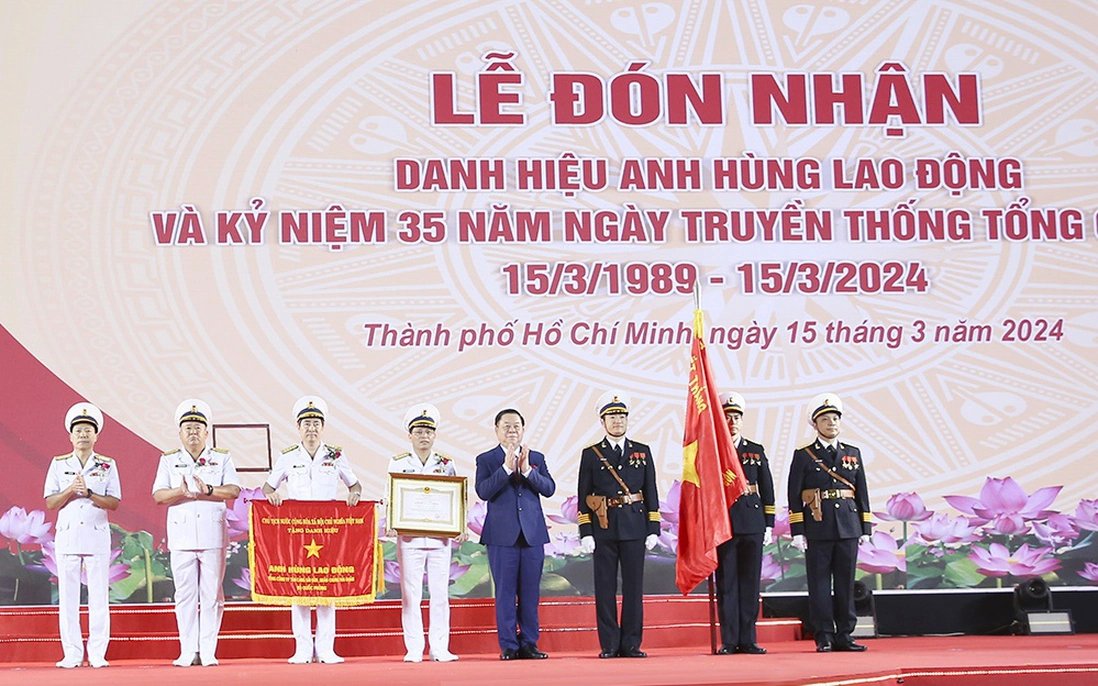 Đồng chí Nguyễn Trọng Nghĩa, Bí thư TƯ Đảng, Trưởng Ban Tuyên giáo TƯ, trao danh hiệu Anh hùng Lao động tặng Tổng Công ty Tân cảng Sài Gòn