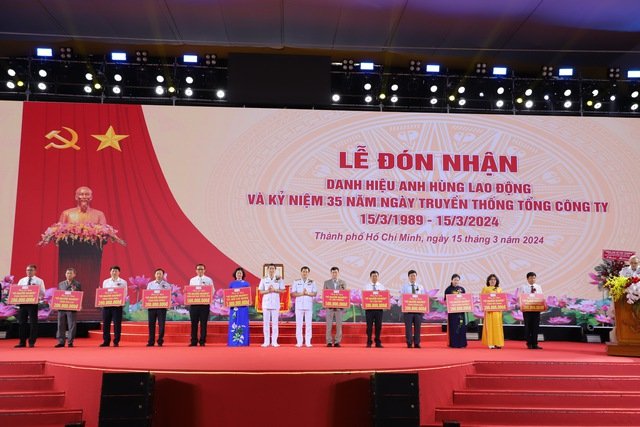 Lãnh đạo Tân Cảng Sài Gòn trao 5 tỷ đồng vào quỹ Vì người nghèo