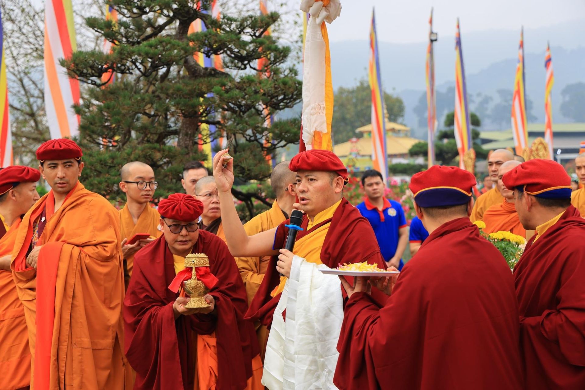 Đức Drukpa Thuksey Rinpoche ban gia trì trong Pháp hội Cầu An Dược Sư Hoàng Tài Bảo Thiên tại Đại Bảo Tháp Mandala Tây Thiên
