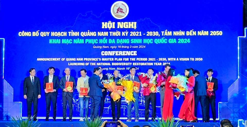 Lãnh đạo tỉnh Quảng Nam trao quyết định chấp thuận nhà đầu tư thực hiện một số dự án trên địa bàn tỉnh