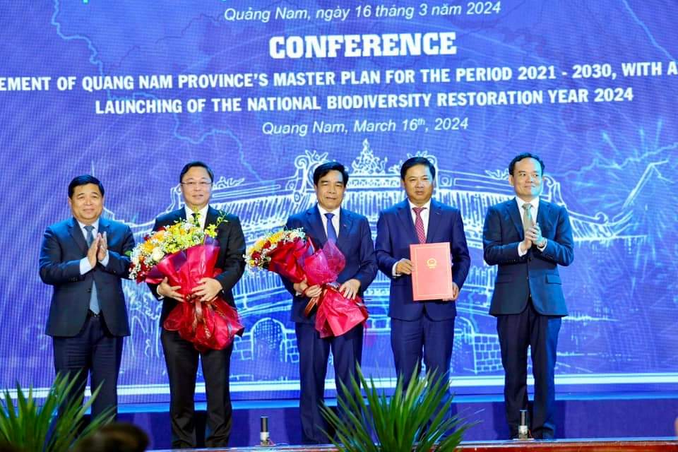 Phó Thủ tướng Trần Lưu Quang trao Quyết định số 72/QĐ-TTg ngày 17/1/2024 của Thủ tướng Chính phủ về phê duyệt Quy hoạch tỉnh Quảng Nam thời kỳ 2021 - 2030, tầm nhìn đến năm 2050 cho lãnh đạo tỉnh Quảng Nam