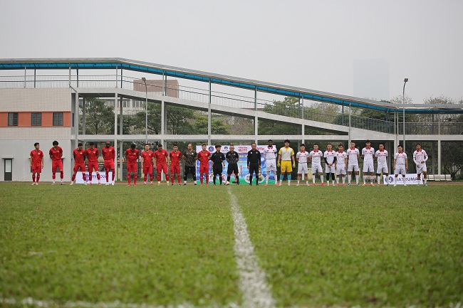 Tổ trọng tài và đội hình 2 đội tại trận chung kết