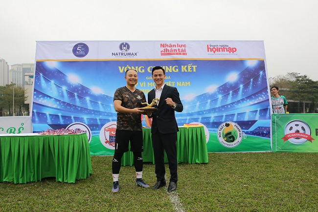 Ông Nguyễn Bá Hà – Phó Chủ tịch HĐQT Natrumax Việt Nam trao giải Thủ môn Xuất sắc nhất cho thủ môn Phạm Quý của đội bóng FC Nam Đô