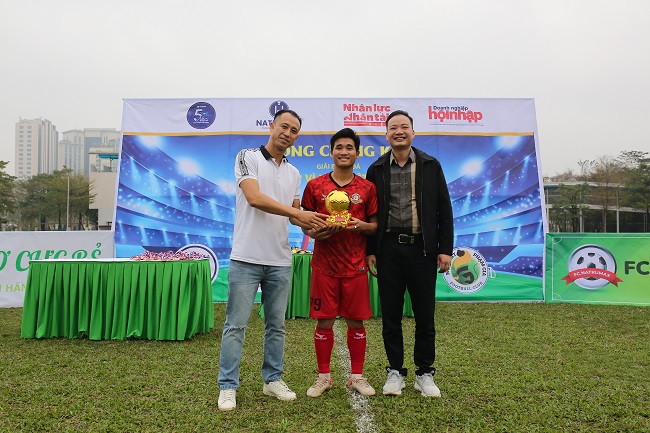 trao Danh hiệu cầu thủ xuất sắc cho tuyển thủ Phúc Thanh đội FC Nam Đô