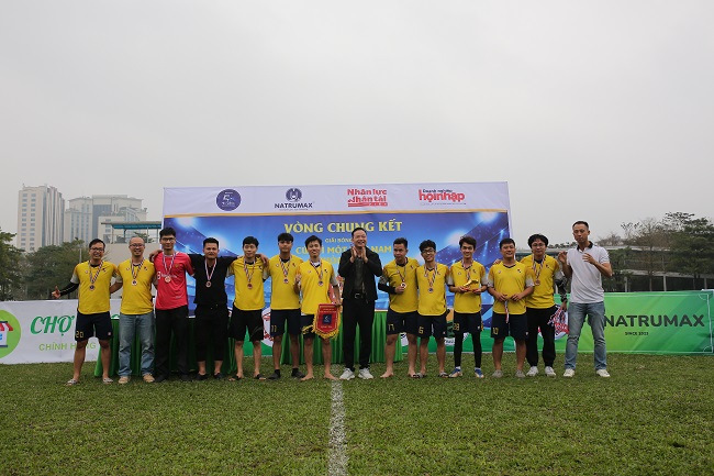 Ông Nguyễn Tất Tùng – Chủ tịch HĐQT Natrumax Việt Nam trao cho đại diện đội bóng FC Nội thất Phạm Gia