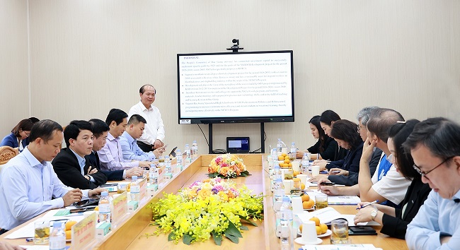 Đồng chí Nguyễn Công Thông - Hiệu trưởng Trường Cao đẳng Công nghệ Việt - Hàn Bắc Giang báo cáo tại buổi làm việc