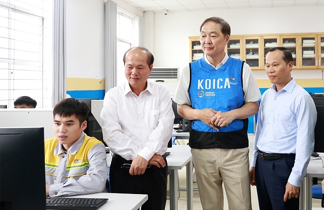 Các đại biểu thăm quan phòng học của Trường Cao đẳng Công nghệ Việt - Hàn Bắc Giang.