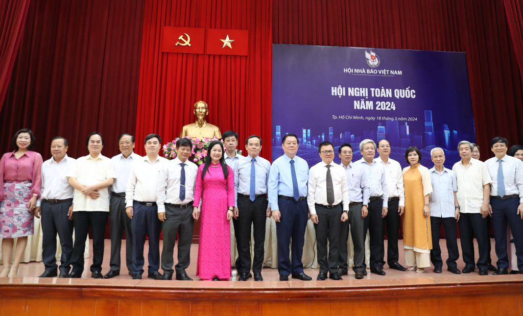 Các đại biểu chụp ảnh lưu niệm tại hội nghị Ảnh Báo Hưng Yên