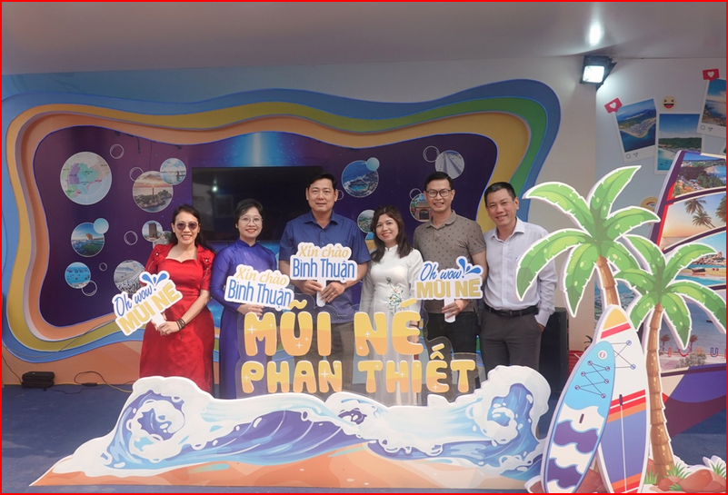 Vice Chairman of the Binh Thuan Provincial People’s Council, Mr Tieu Hong Phuc (third from the left), takes a souvenir photo at the booth - Photo: Nguyen Vu