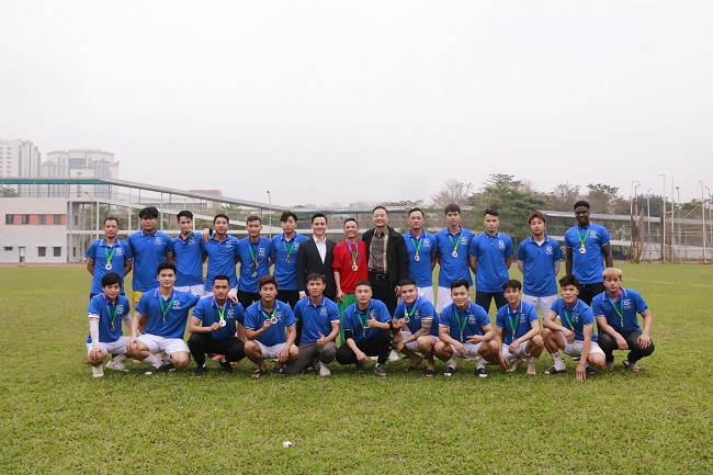 Lãnh đạo Natrumax Việt Nam chụp ảnh lưu niệm cùng các tuyển thủ Đội FC Natrumax