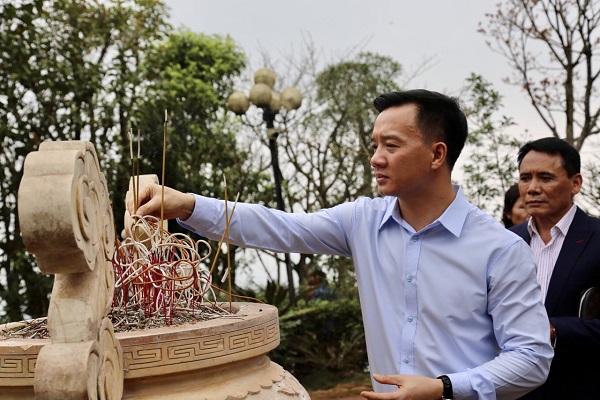 The delegation of the Thanh Hoa Provincial Business Association, led by Mr Nguyen Xuan Hung, Vice Chairman of the Association, Chairman of the Young Entrepreneurs Association, and Head of the delegation, offered incense at the Nua Temple - Am Tien National Historical and Cultural Relic Site