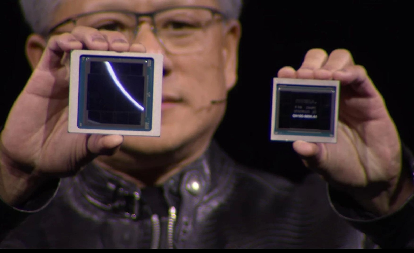 Cận cảnh kích thước hai con chip GB200 (trái) và H100 (phải). Ảnh: Nvidia.