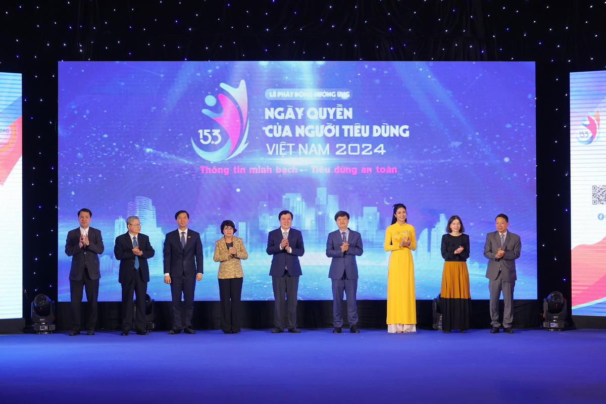 Delegates join in pressing the start button of the Launching Ceremony in response to Vietnam Consumer Rights Day