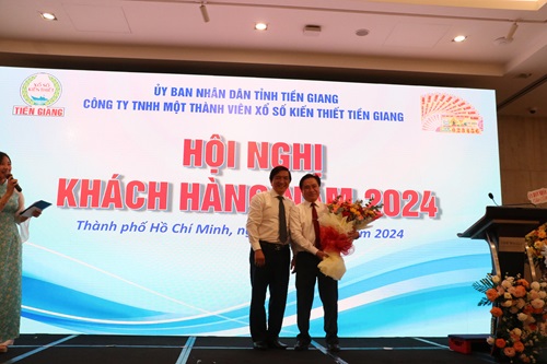Ông Nguyễn Minh Hiếu, Chủ tịch Công ty TNHH MTV Xổ số kiến thiết Tiền Giang  tặng hoa chúc mừng lãnh đạo tỉnh Tiền Giang