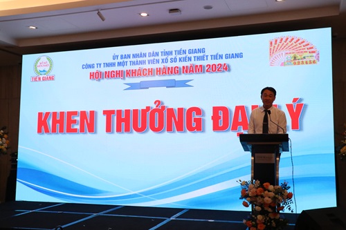 Ông Trần Văn Giang, Phó Giám đốc Công ty, thông qua QĐ khen thưởng của UBND tỉnh Tiền Giang