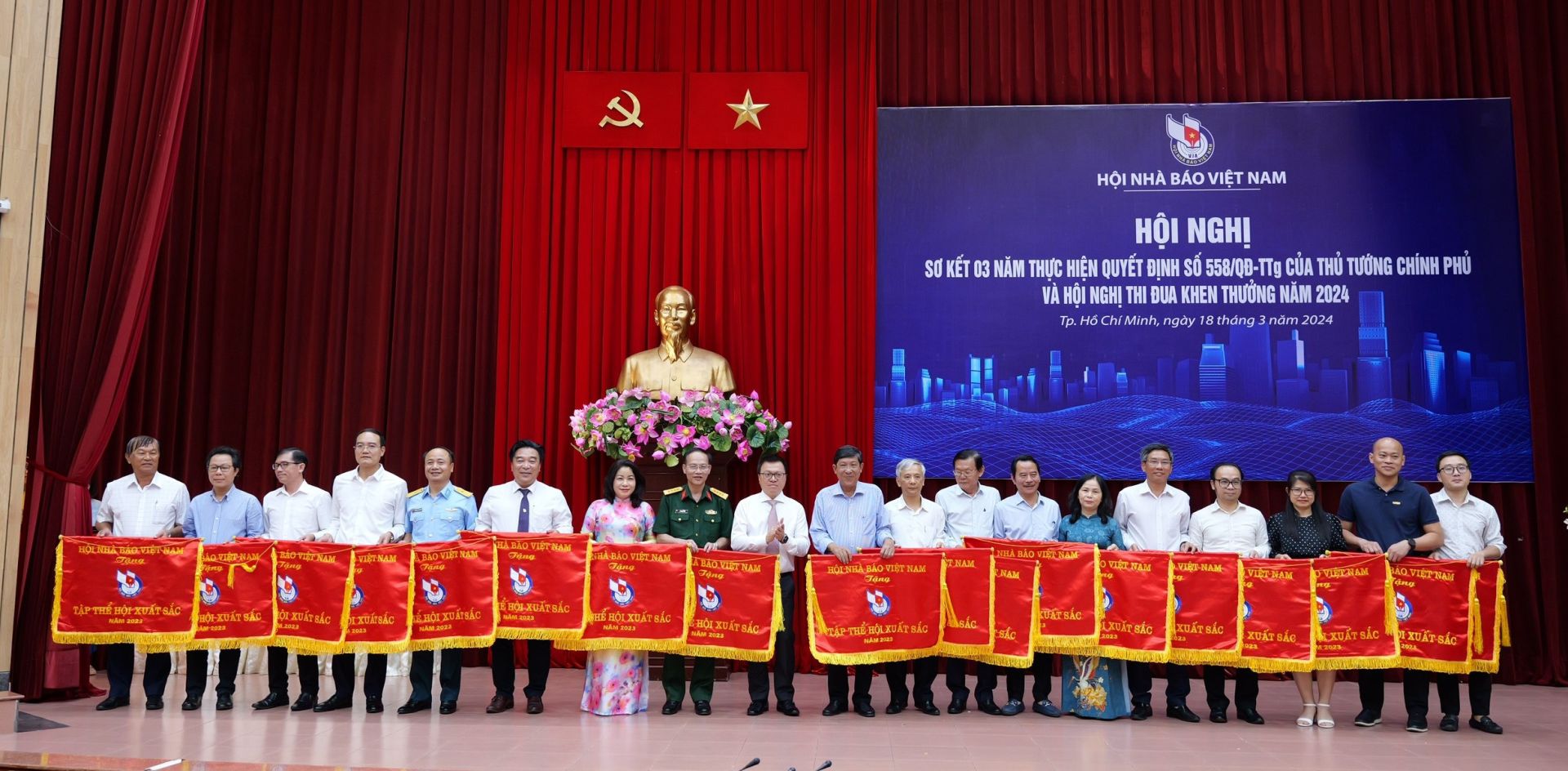 Hội Nhà báo Việt Nam trao Cờ thi đua xuất sắc tặng các tập thể.