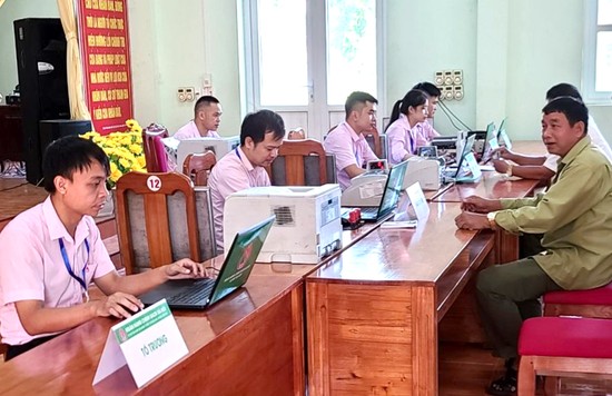 Ngân hàng CSXH huyện Tân Sơn giải ngân và thu nợ định kỳ