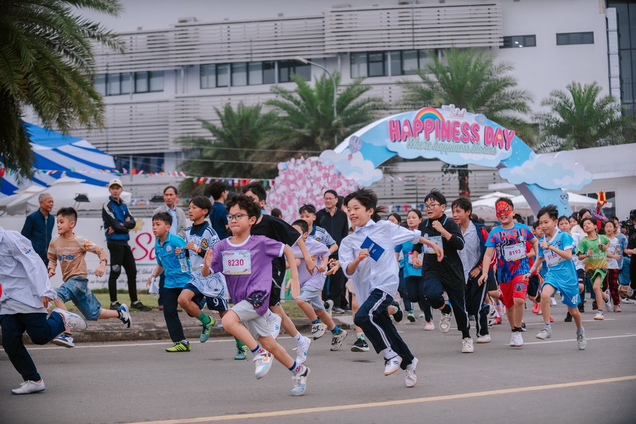 Học sinh hào hứng tham gia giải chạy cự ly 5km