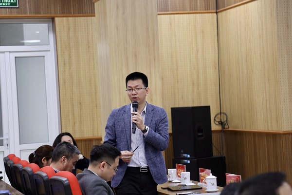 Ông Đỗ Thế Công, Giám đốc Trung tâm chữ ký số và HĐĐT của Tập đoàn Bưu chính viễn thông Việt Nam trả lời câu hỏi của DN