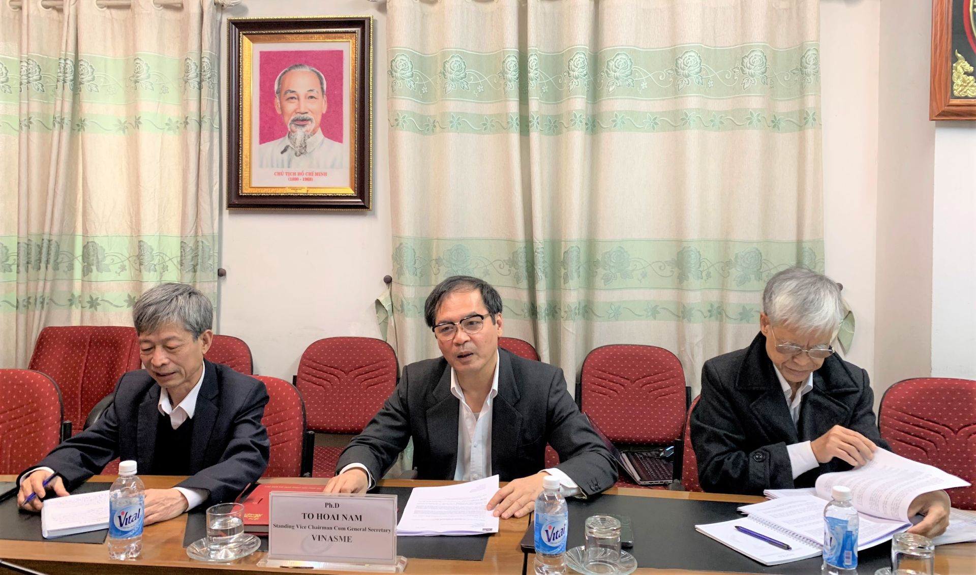 TS Tô Hoài Nam - Phó chủ tịch thường trực kiêm Tổng thư ký VINASME (giữa) phát biểu tại buổi làm việc.