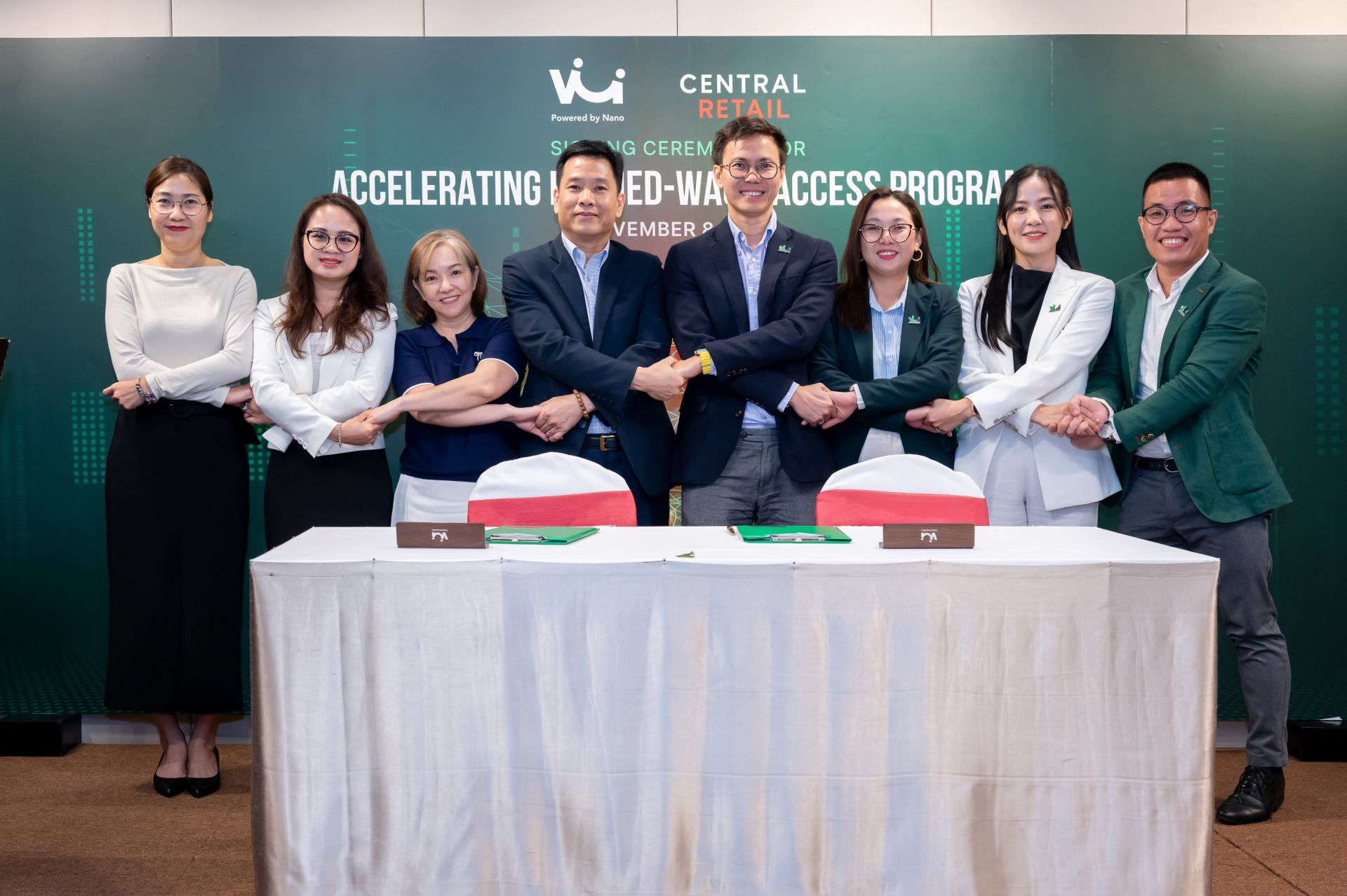 Đội ngũ Nano ký kết với Central Retail Vietnam