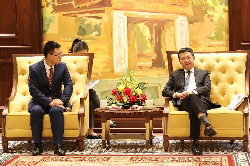Bộ trưởng Bộ Thông tin và Truyền thông Nguyễn Mạnh Hùng tiếp Phó chủ tịch Huawei Lâm Bách Phong