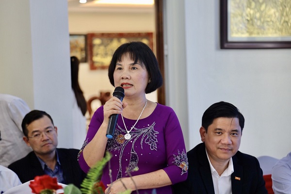 Bà Lê Thị Hương, Giám đốc Công ty CP Điện lực Thanh Hoá bày tỏ xúc động khi được đón đoàn doanh nghiệp đến thăm