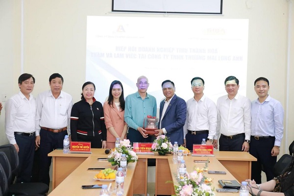 Hiệp hội Doanh nghiệp tỉnh Thanh Hoá tặng quà cho Công ty TNHH TM Long Anh