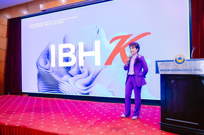 Bà Kim Bo Gyeong- Chủ tịch hiệp hội chăm sóc sức khỏe và làm đẹp IBHK Viện trưởng K - Beauty  phát biểu tại sự kiện