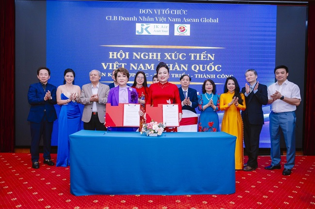 Bà Nguyễn Thị Ngân-Chủ tịch CLB Doanh nhân Vietnam Asean Global cùng bà Kim Bo Gyeong đại diện Hiệp hội sức khỏe làm đẹp chính phủ Hàn Quốc ký kết MOU