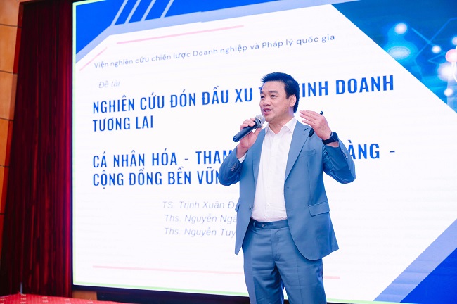 Tiến sĩ Trịnh Xuân Đức trình bày tham luận “Nghiên cứu đón đầu xu thế kinh doanh tương lai”