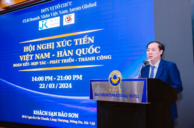 Ông Hà Đình Bốn - Chủ tịch Hội đào tạo và phát triển nghề làm đẹp Việt Nam phát biểu ý kiến