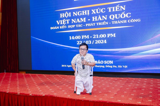Diễn giả Nguyễn Sơn Lâm nêu quan điểm của mình tại sự kiện