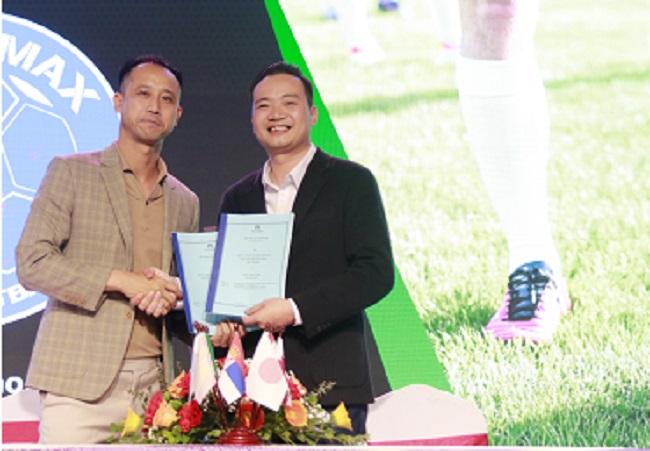 Ông Nguyễn Tất Tùng - Chủ tịch HĐQT Natrumax Việt Nam cùng cựu tuyển thủ Vũ Như Thành ký biên bản hợp tác