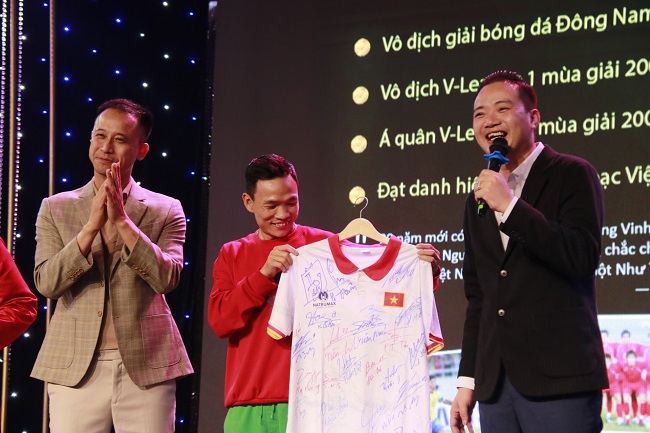 Vũ Như Thành trao chiếc áo có chữ ký của Đội tuyển bóng đá Việt Nam