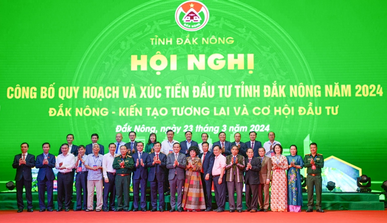 Phó Thủ tướng Trần Lưu Quang và các đại biểu chụp hình lưu niệm tại Hội nghị