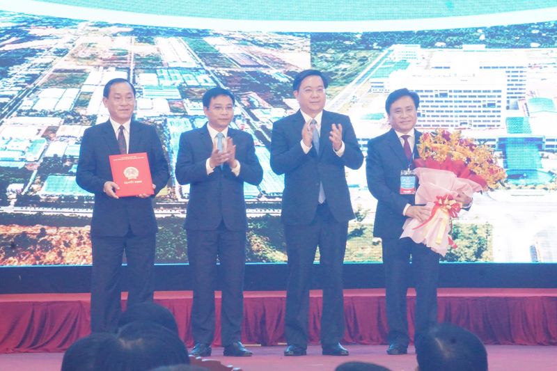 Leaders of the Ministry of Transport and the Ministry of Planning and Investment present the Planning Decision and offer congratulations to the leaders of Tien Giang province