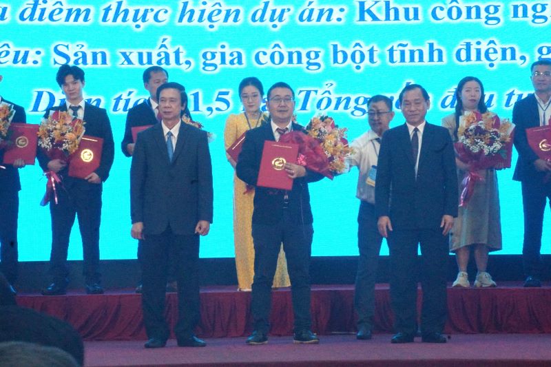 Tien Giang provincial leaders present decisions approving investment policies and investment registration certificates to 15 projects and present research policies to 10 projects