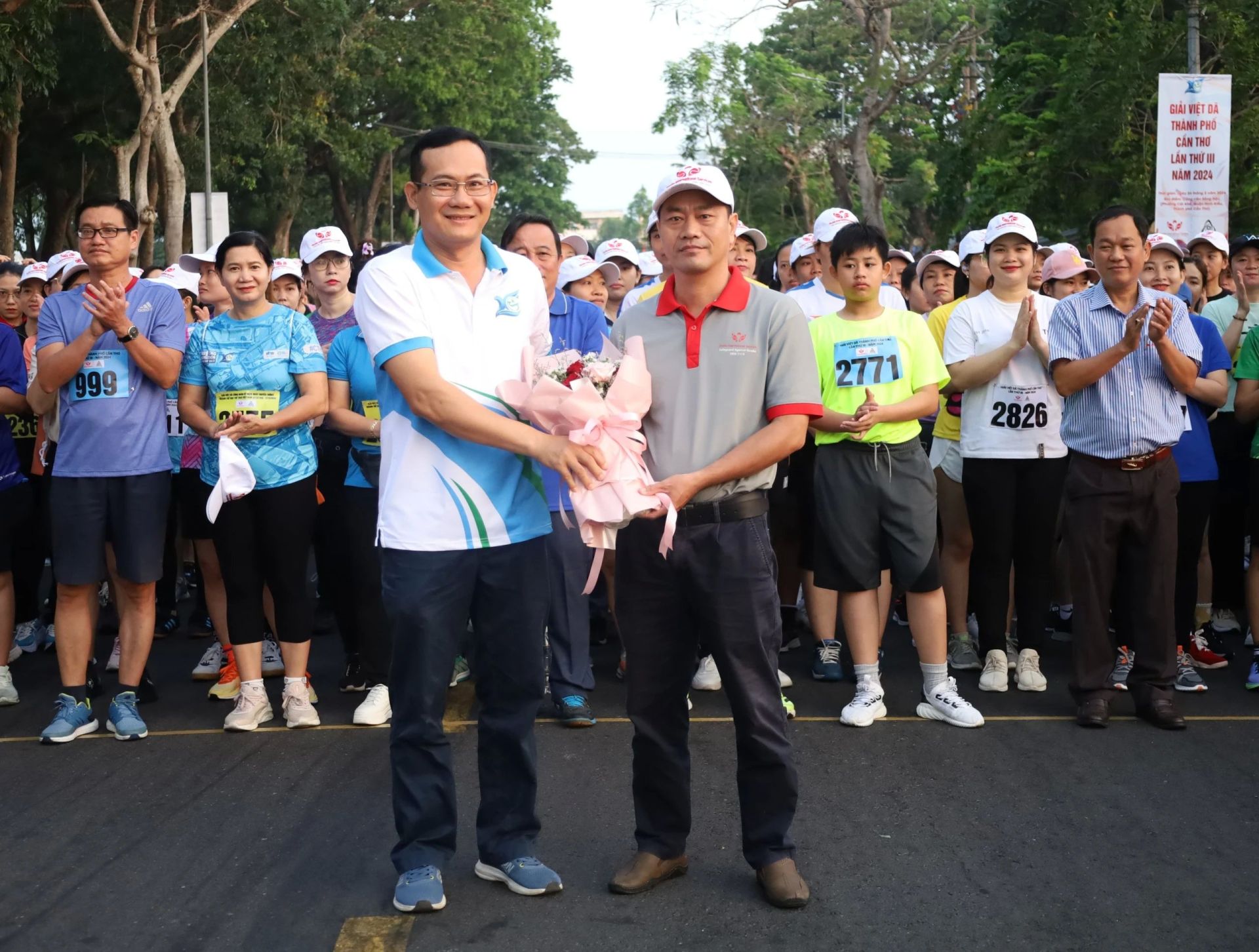 Mr Nguyen Minh Tuan - Director of the Department of Culture, Sports and Tourism of Can Tho City presents flowers to a representative of S.I.S Can Tho International General Hospital, the unit that co-sponsored the tournament