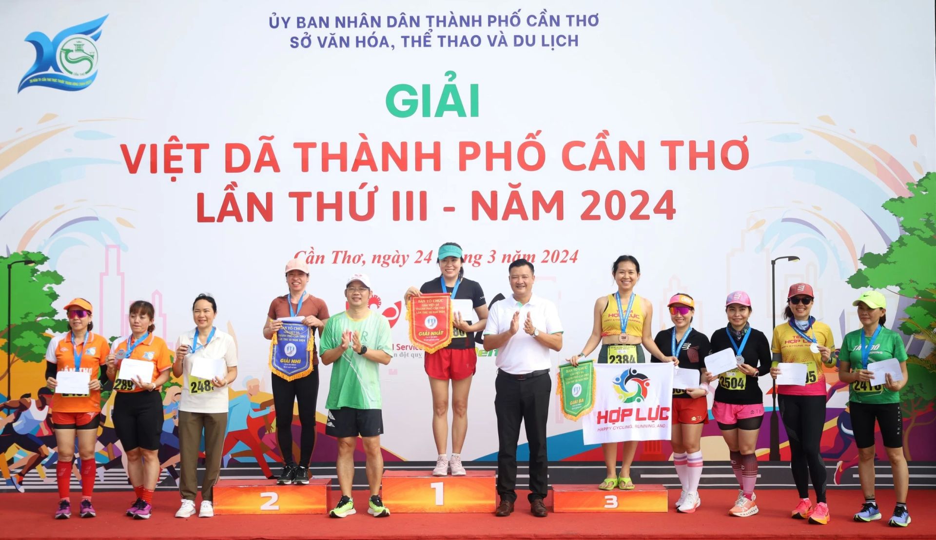 Mr Nguyen Ngoc Long - Deputy Director in charge of Can Tho National Sports Training Centre and Mr Nguyen Khanh Tung - Director of Can Tho City Institute of Social Sciences awarded the women’s 5km race for ages 41 and over