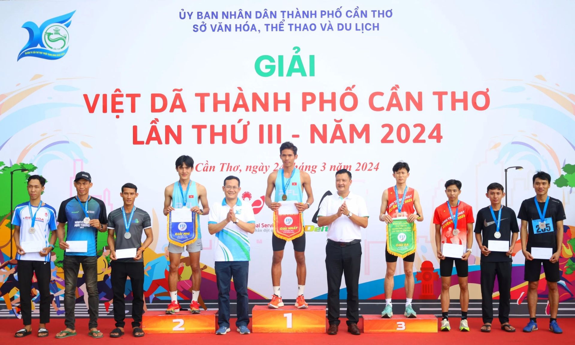 Mr Nguyen Ngoc Long - Deputy Director in charge of Can Tho National Sports Training Centre and Mr Nguyen Minh Tuan - Director of the Department of Culture, Sports and Tourism of Can Tho City awarded the men’s 10km race for ages 50 and under