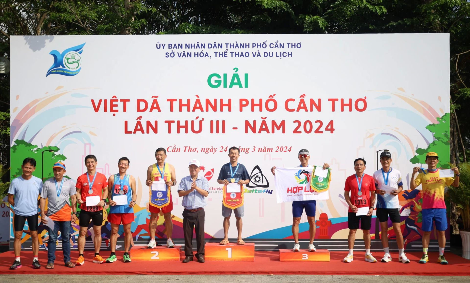 Mr Truong Cong Quoc Viet - Deputy Director of the Department of Culture, Sports and Tourism of Can Tho City and Mr Lu Quoc Nhieu - Principal of Can Tho City High School for Gifted Students awarded the men’s 10km race for ages 51 and over