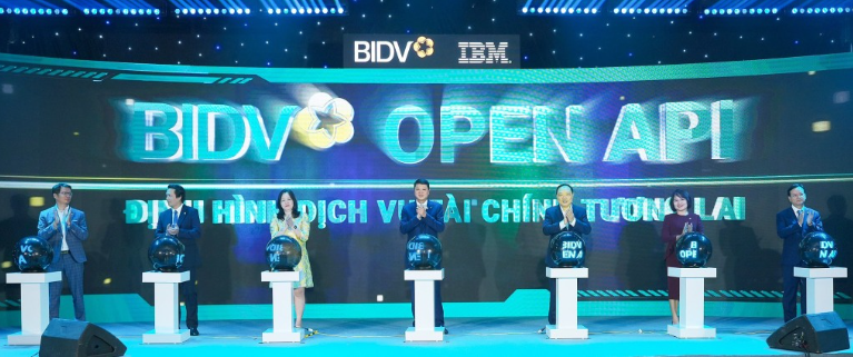 BIDV representatives and partners perform the BIDV Open API system launch ceremony