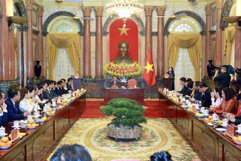 Acting President Vo Thi Anh Xuan meets a delegation of the Vietnam Young Entrepreneurs Association