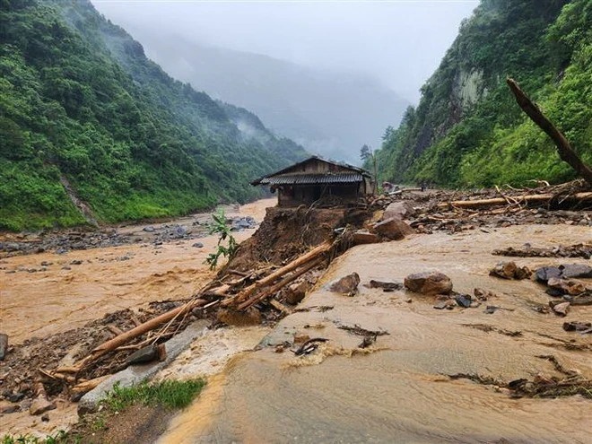 Mưa lớn gây sạt lở đất đá, làm nhiều cây cầu bị hư hỏng nặng.