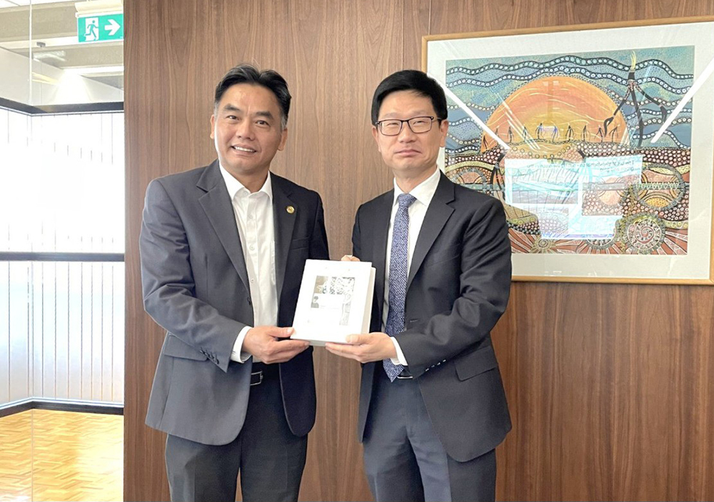 ng Leo Mian Liu - Phó Hiệu trưởng Trường Đại học Công nghệ Sydney tặng quà lưu niệm cho Phó Chủ tịch UBND tỉnh Nguyễn Lộc Hà​​