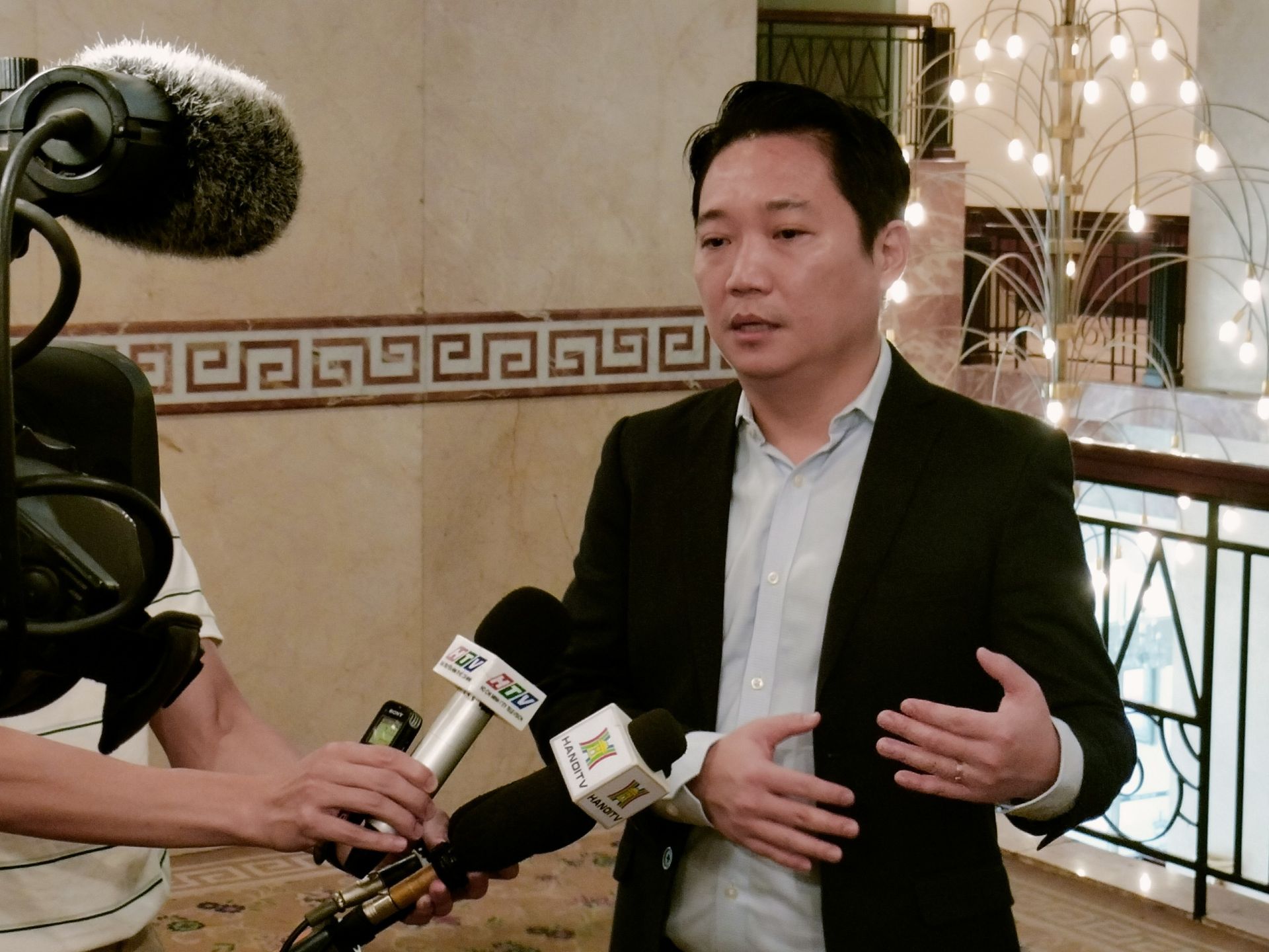 Mr Le Truong Hien Hoa, Deputy Director of the Ho Chi Minh City Department of Tourism, answers the press