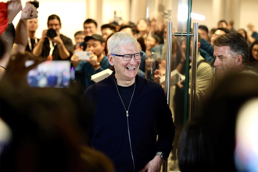 CEO Tim Cook xuất hiện trong ngày khai trương cửa hàng Apple mới tại Thượng Hải.